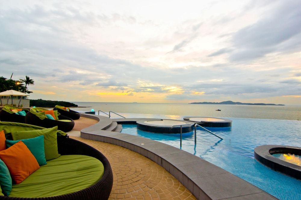 Royal Cliff Beach Hotel Pattaya — Swimming pool in Pattaya, Chonburi