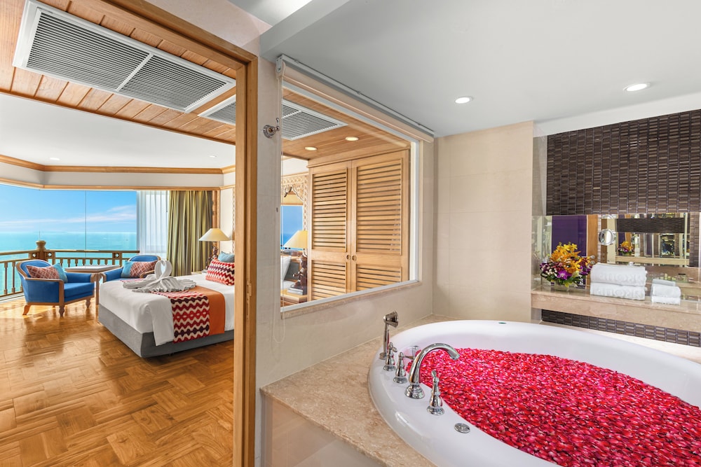 Royal Cliff Beach Hotel Pattaya — Hotel rooms in Pattaya, Chonburi