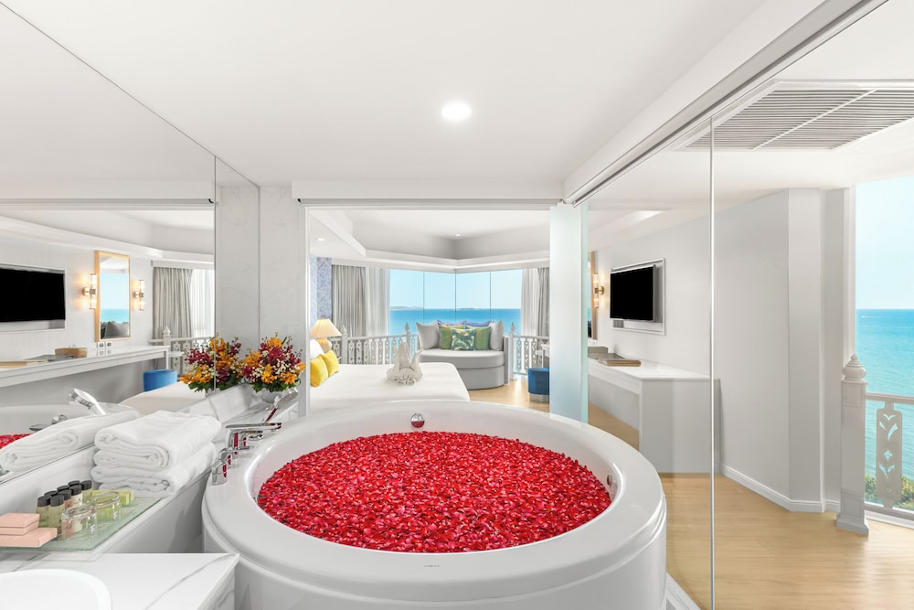 Royal Cliff Beach Hotel Pattaya — Hotel rooms in Pattaya, Chonburi
