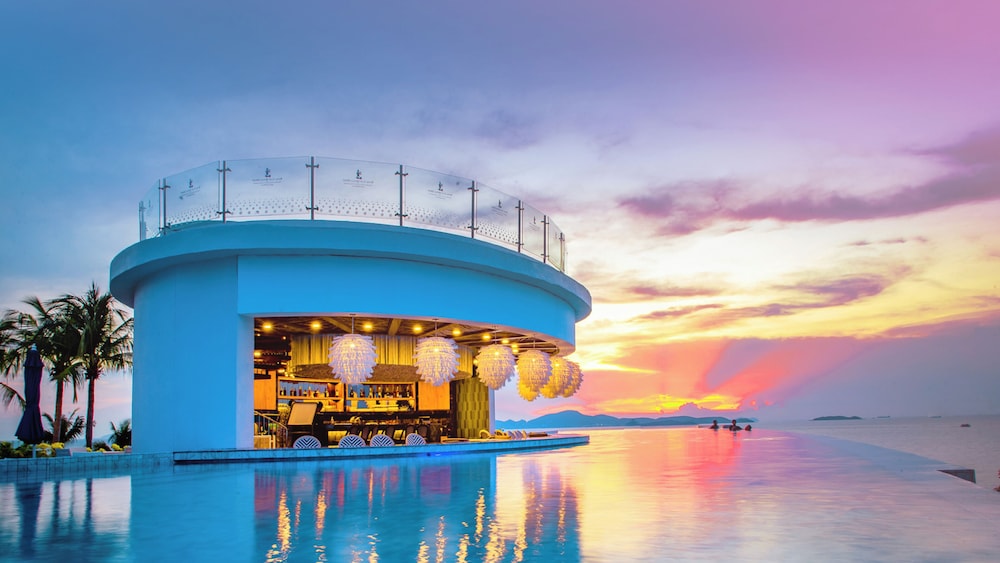 Royal Cliff Beach Hotel Pattaya — Restaurant & bars in Pattaya, Chonburi