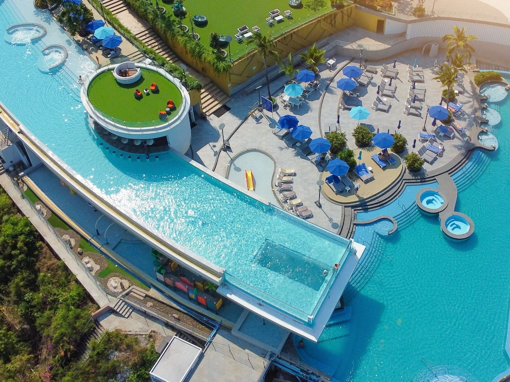 Royal Cliff Beach Hotel Pattaya — Swimming pool in Pattaya, Chonburi