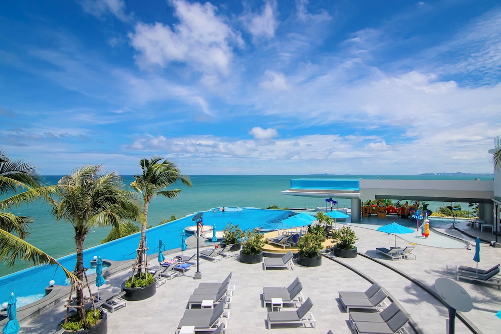 Royal Cliff Beach Hotel Pattaya — Swimming pool in Pattaya, Chonburi