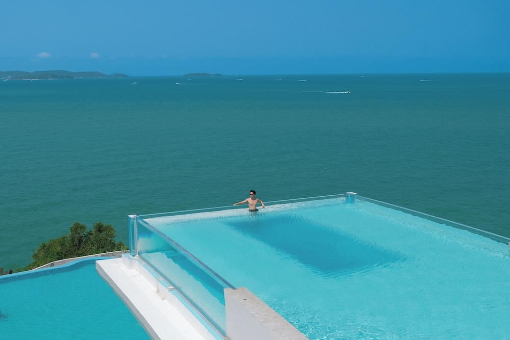 Royal Cliff Beach Hotel Pattaya — Swimming pool in Pattaya, Chonburi