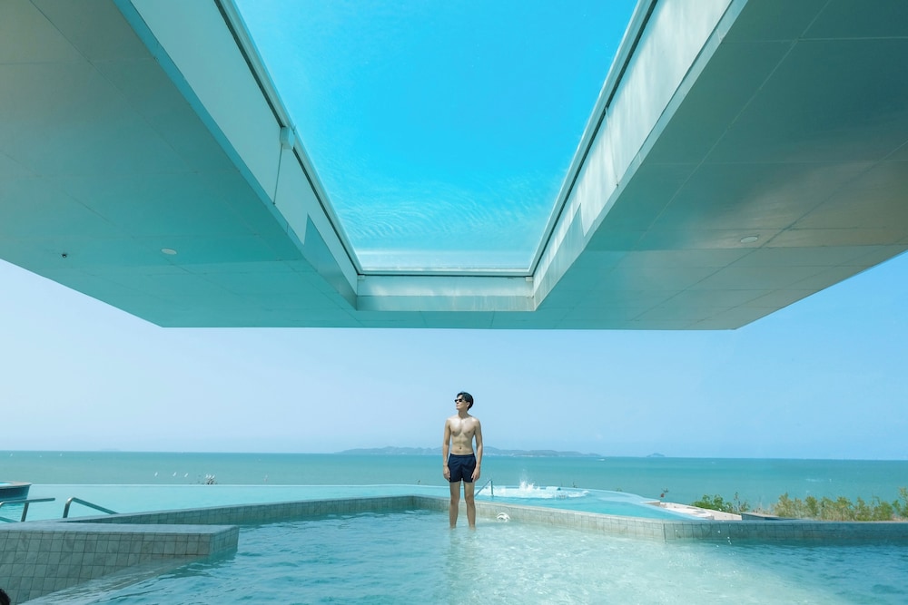 Royal Cliff Beach Hotel Pattaya — Swimming pool in Pattaya, Chonburi