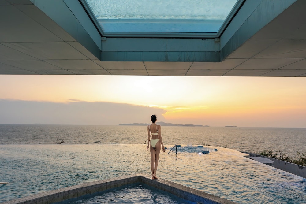 Royal Cliff Beach Hotel Pattaya — Swimming pool in Pattaya, Chonburi