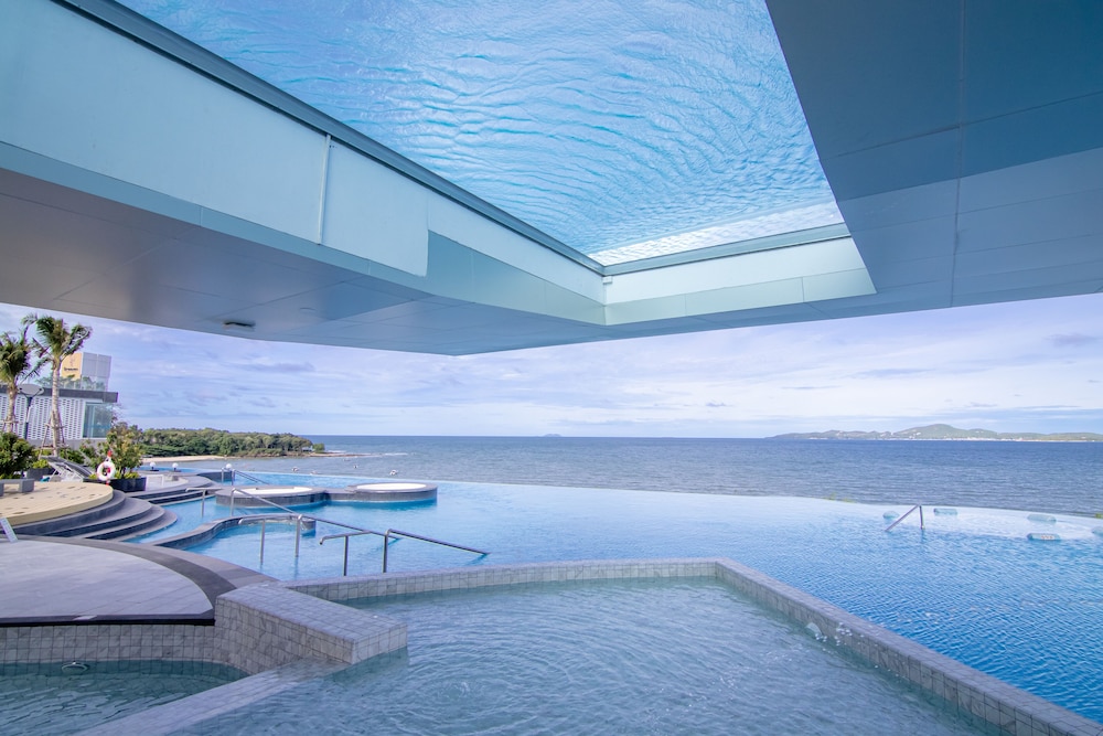 Royal Cliff Beach Hotel Pattaya — Swimming pool in Pattaya, Chonburi