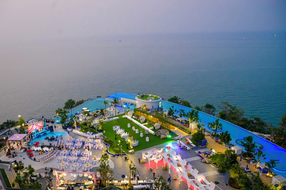 Royal Cliff Beach Hotel Pattaya — Swimming pool in Pattaya, Chonburi