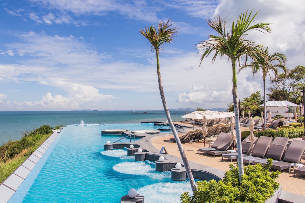 Royal Cliff Beach Hotel Pattaya — Swimming pool in Pattaya, Chonburi