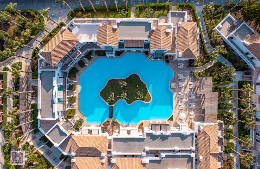 Mitsis Royal Mare — Swimming pool in Hersonissos