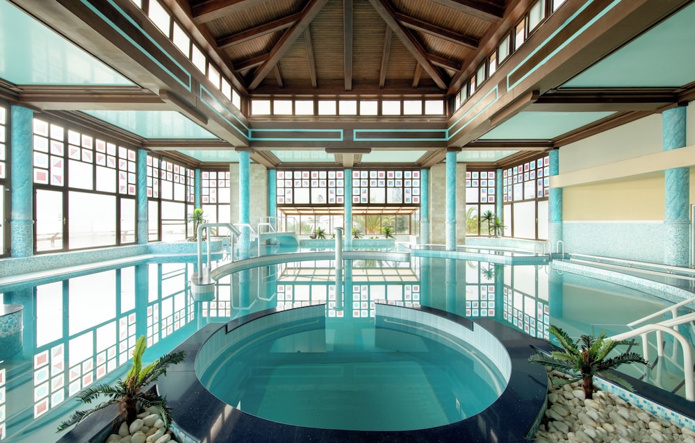 Mitsis Royal Mare — Swimming pool in Hersonissos