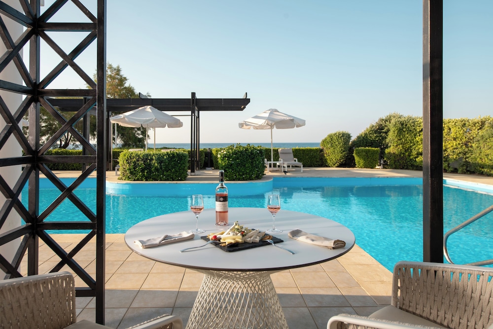 Mitsis Royal Mare — Swimming pool in Hersonissos