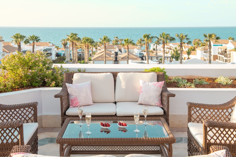 Mitsis Royal Mare — Hotel building in Hersonissos