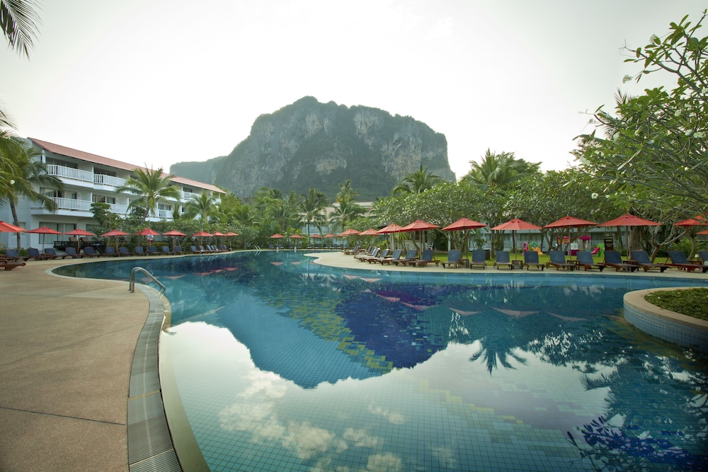 Aonang Villa Resort l Lifestyle Beachfront Resort — Swimming pool in Ao Nang, Krabi