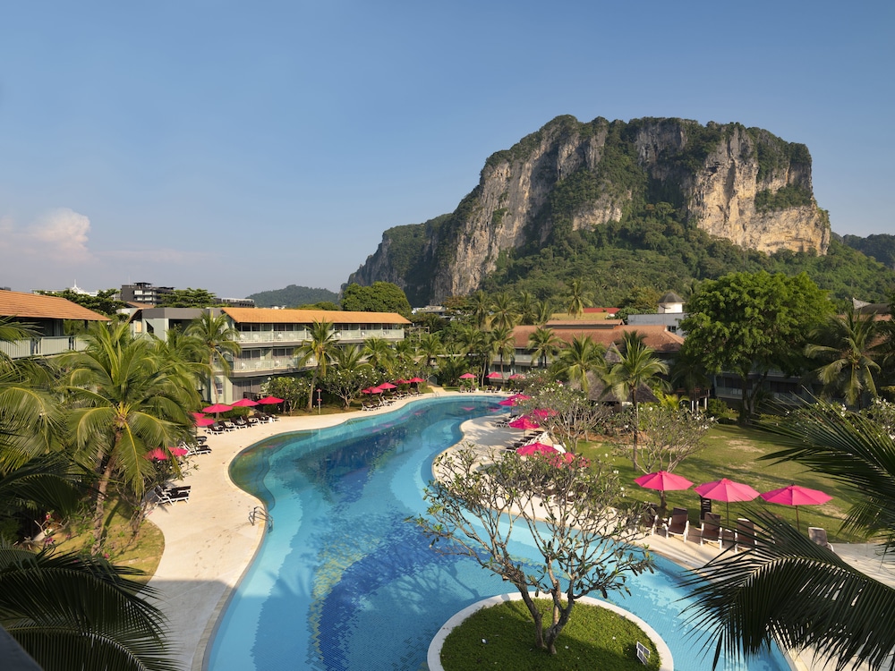 Aonang Villa Resort l Lifestyle Beachfront Resort — Swimming pool in Ao Nang, Krabi