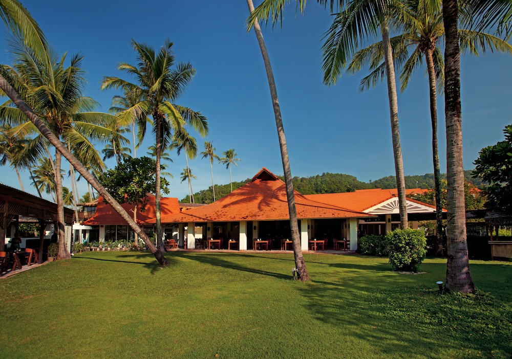 Aonang Villa Resort l Lifestyle Beachfront Resort — Hotel building in Ao Nang, Krabi
