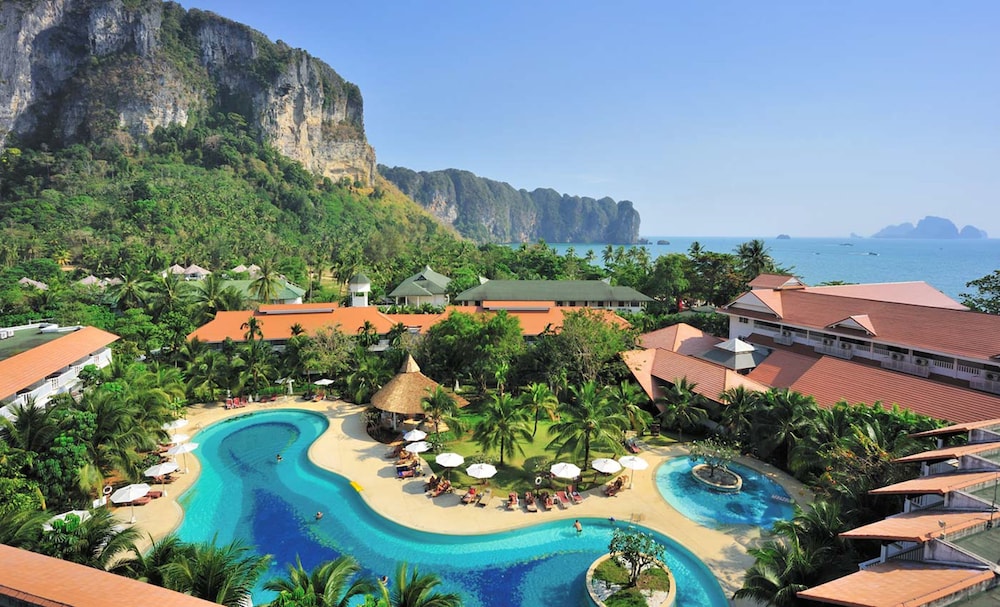 Aonang Villa Resort l Lifestyle Beachfront Resort — Swimming pool in Ao Nang, Krabi