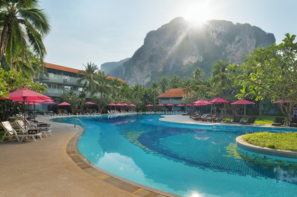 Aonang Villa Resort l Lifestyle Beachfront Resort — Swimming pool in Ao Nang, Krabi