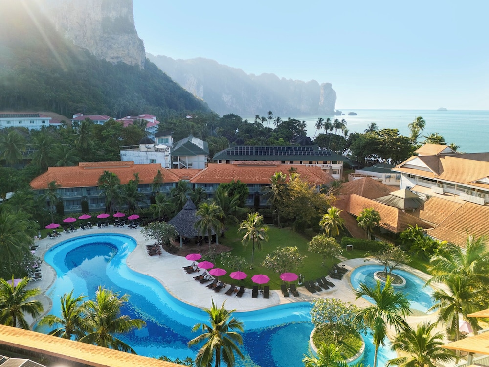 Aonang Villa Resort l Lifestyle Beachfront Resort — Swimming pool in Ao Nang, Krabi