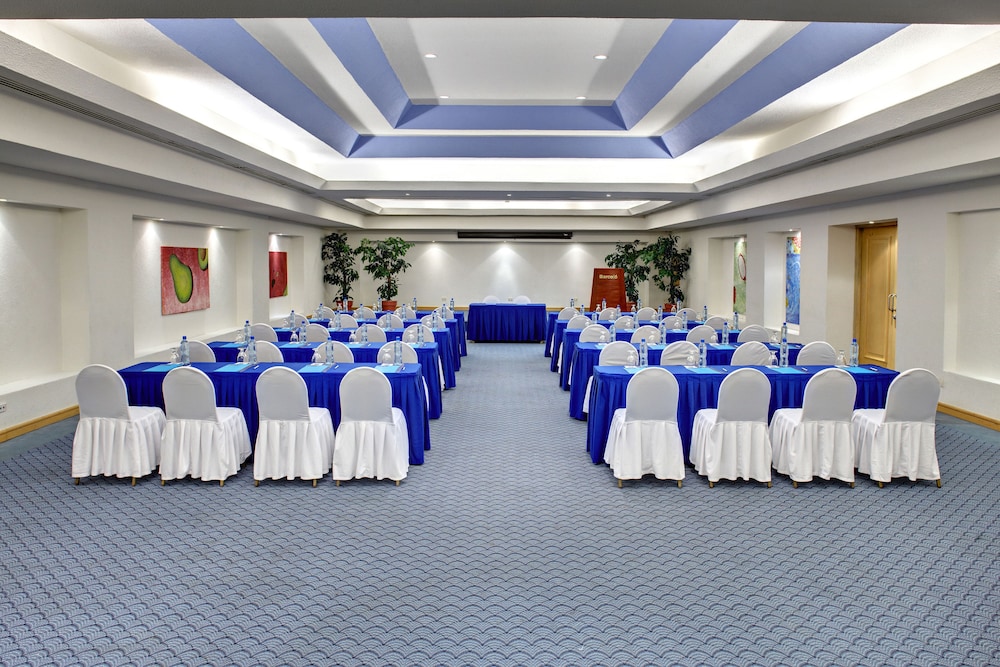 Occidental Costa Cancún All Inclusive — Hotel building in Cancun, Quintana Roo