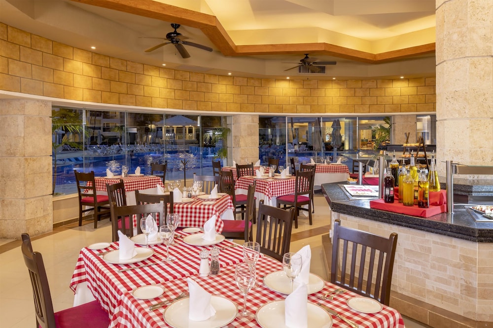 Occidental Costa Cancún All Inclusive — Restaurant & bars in Cancun, Quintana Roo