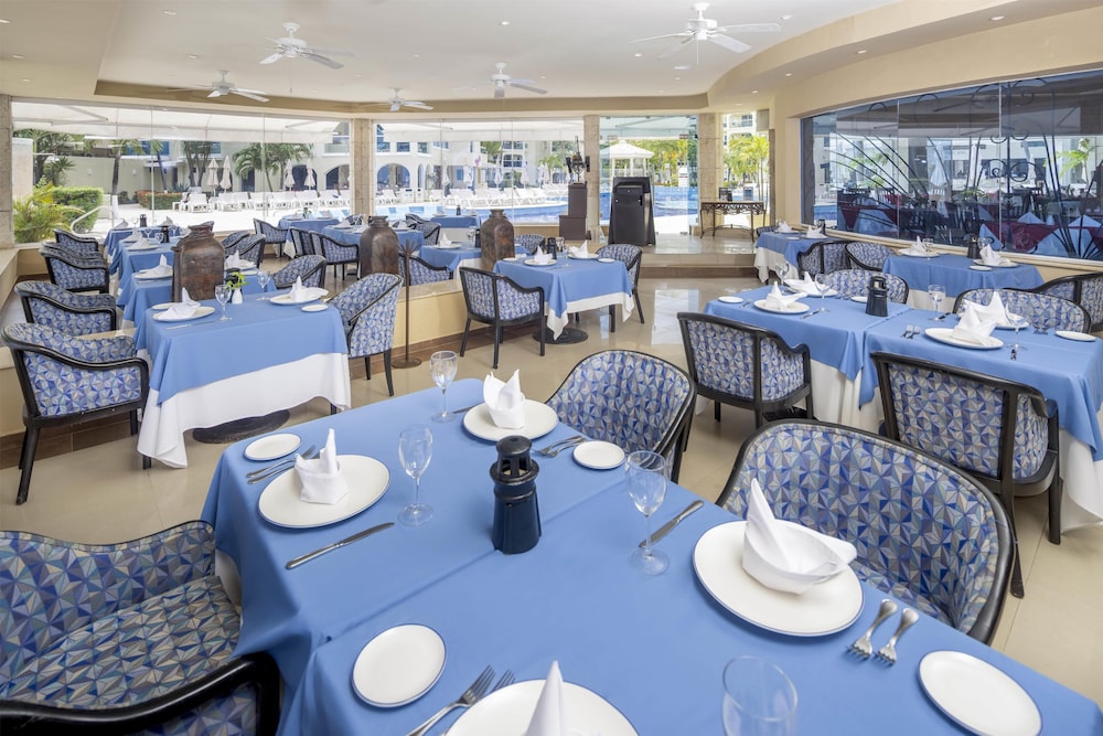 Occidental Costa Cancún All Inclusive — Restaurant & bars in Cancun, Quintana Roo