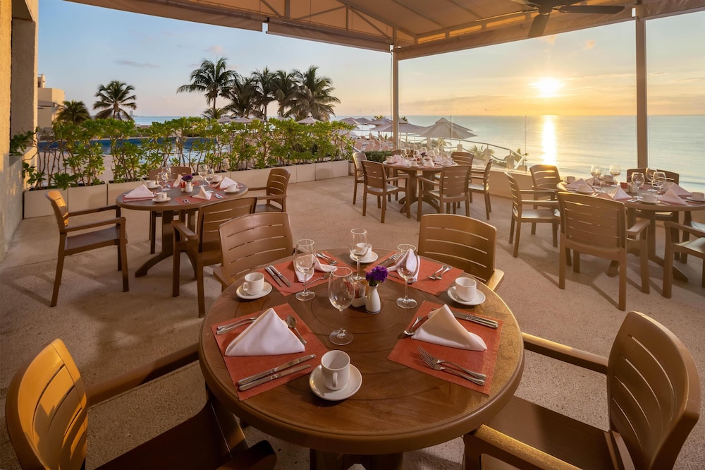 Occidental Tucancún All Inclusive — Restaurant & bars in Cancun, Quintana Roo
