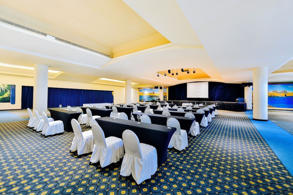 Occidental Tucancún All Inclusive — Hotel building in Cancun, Quintana Roo