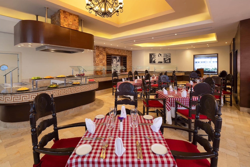 Occidental Tucancún All Inclusive — Restaurant & bars in Cancun, Quintana Roo