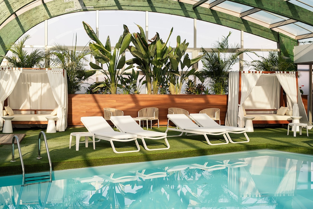 Arrecife Gran Hotel & Spa — Swimming pool in Arrecife, Canary Islands