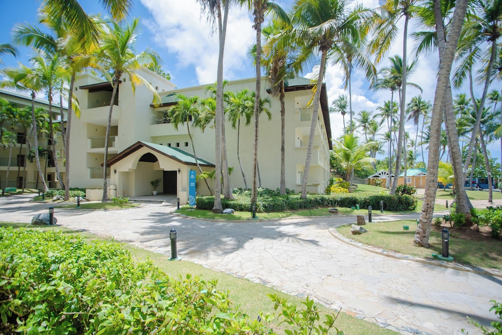 Coral Costa Caribe Beach Resort - All Inclusive — Hotel building in Juan Dolio, San Pedro de Macorís