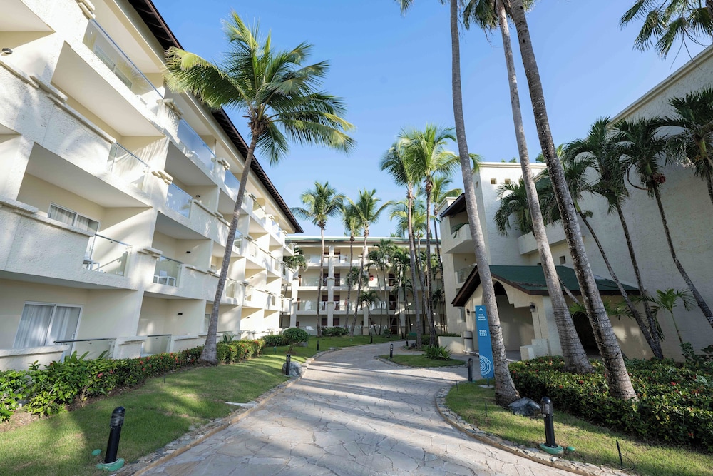 Coral Costa Caribe Beach Resort - All Inclusive — Hotel building in Juan Dolio, San Pedro de Macorís