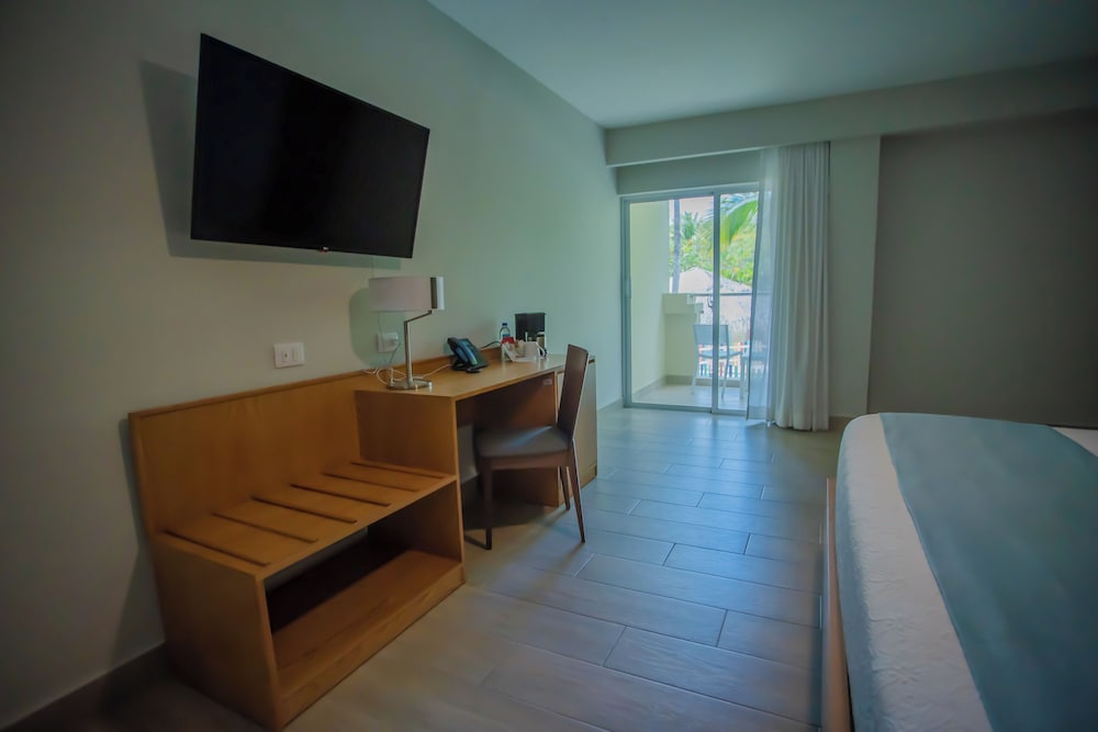 Coral Costa Caribe Beach Resort - All Inclusive — Hotel rooms in Juan Dolio, San Pedro de Macorís