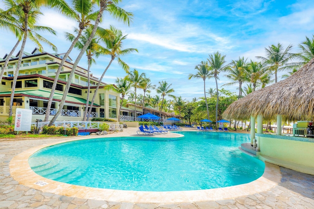 Coral Costa Caribe Beach Resort - All Inclusive — Swimming pool in Juan Dolio, San Pedro de Macorís