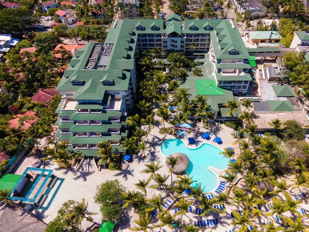Coral Costa Caribe Beach Resort - All Inclusive — Hotel building in Juan Dolio, San Pedro de Macorís