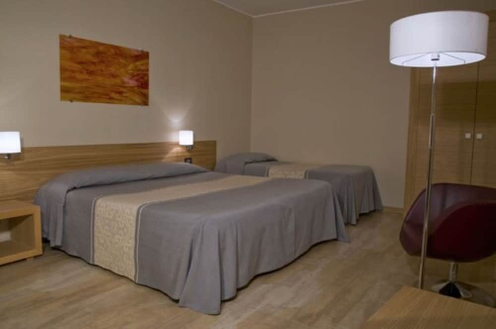 Hotel Italia — Hotel rooms in Cagliari, Sardinia