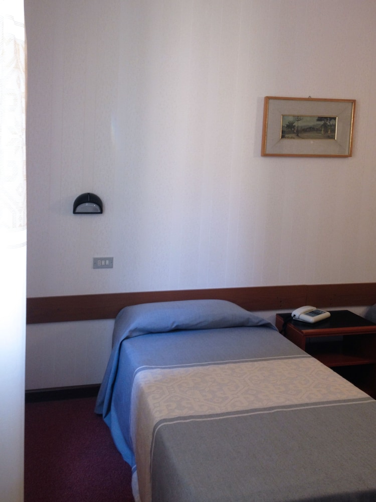 Hotel Italia — Hotel rooms in Cagliari, Sardinia