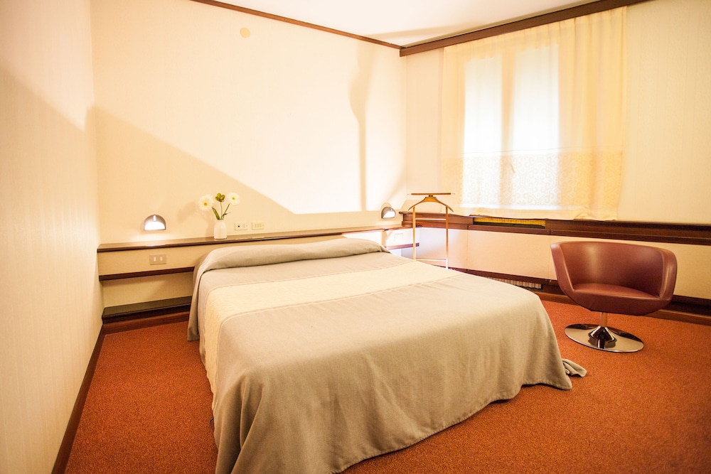 Hotel Italia — Hotel rooms in Cagliari, Sardinia