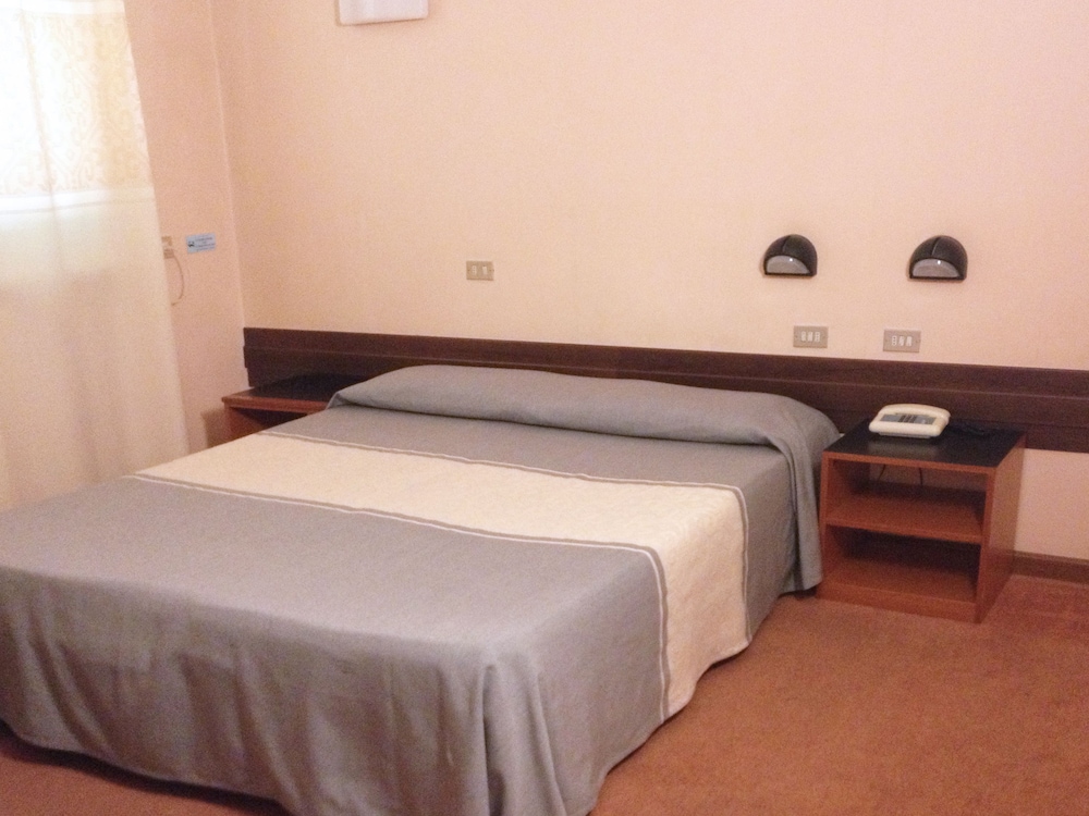 Hotel Italia — Hotel rooms in Cagliari, Sardinia