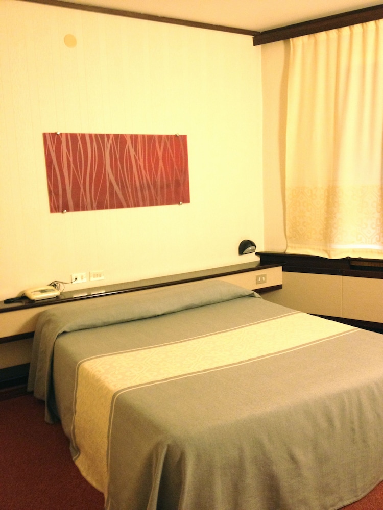 Hotel Italia — Hotel rooms in Cagliari, Sardinia