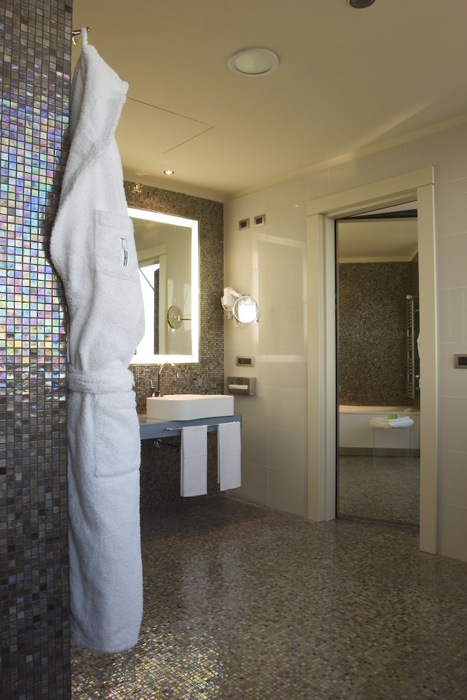 UNA HOTELS T Hotel Cagliari — Hotel rooms in Cagliari, Sardinia