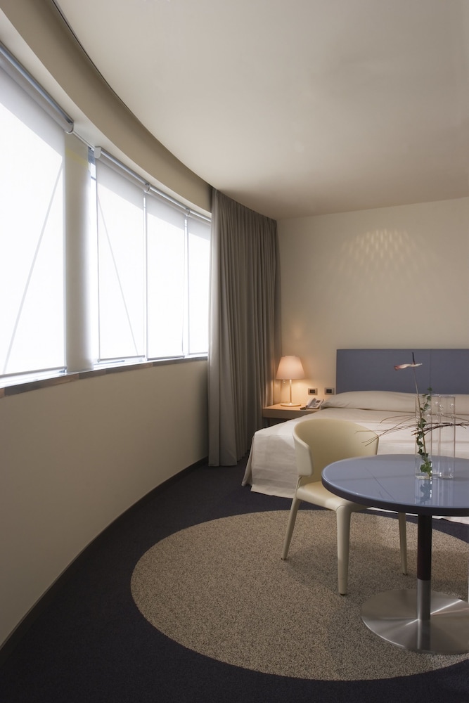 UNA HOTELS T Hotel Cagliari — Hotel rooms in Cagliari, Sardinia