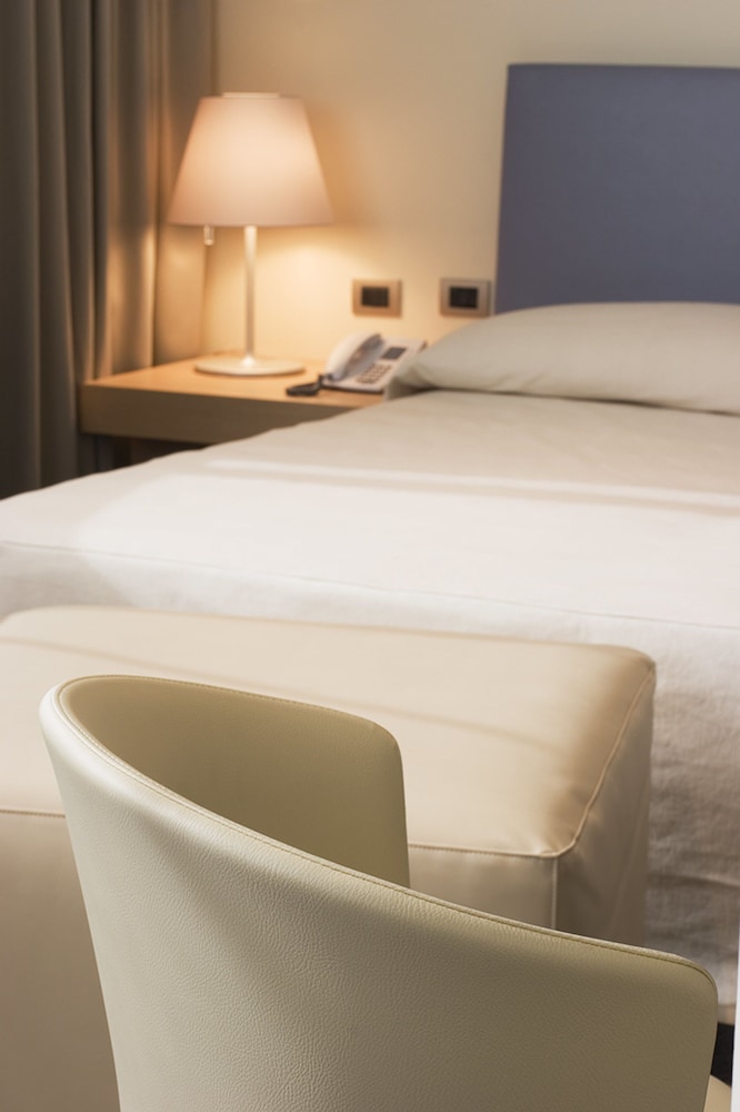 UNA HOTELS T Hotel Cagliari — Hotel rooms in Cagliari, Sardinia