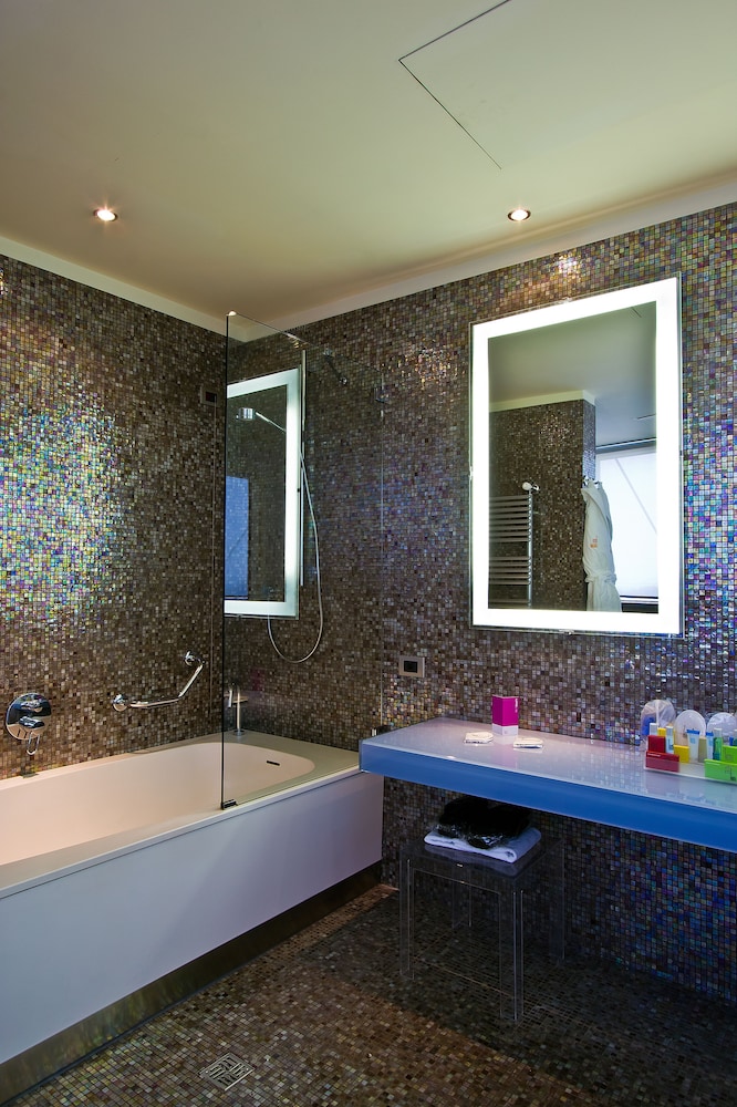 UNA HOTELS T Hotel Cagliari — Hotel rooms in Cagliari, Sardinia