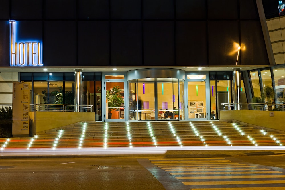 UNA HOTELS T Hotel Cagliari — Hotel building in Cagliari, Sardinia