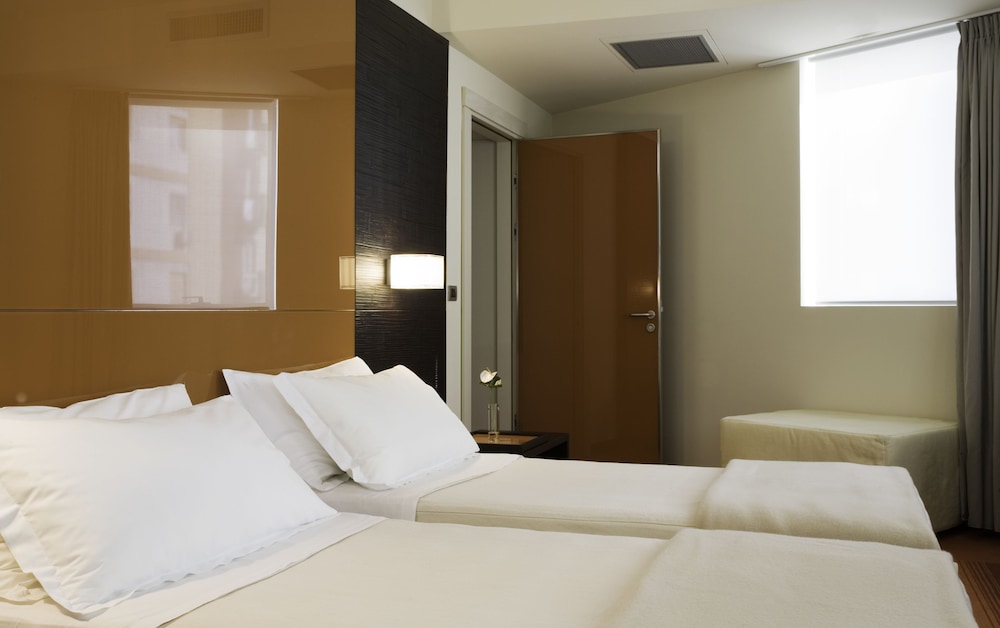 UNA HOTELS T Hotel Cagliari — Hotel rooms in Cagliari, Sardinia