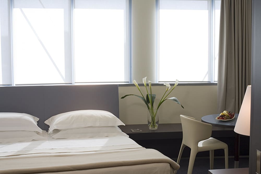 UNA HOTELS T Hotel Cagliari — Hotel rooms in Cagliari, Sardinia
