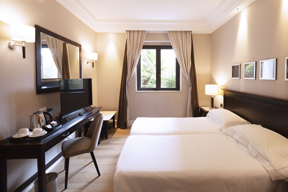 Regina Margherita Hotel — Hotel rooms in Cagliari, Sardinia