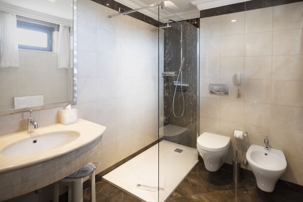 Regina Margherita Hotel — Hotel rooms in Cagliari, Sardinia