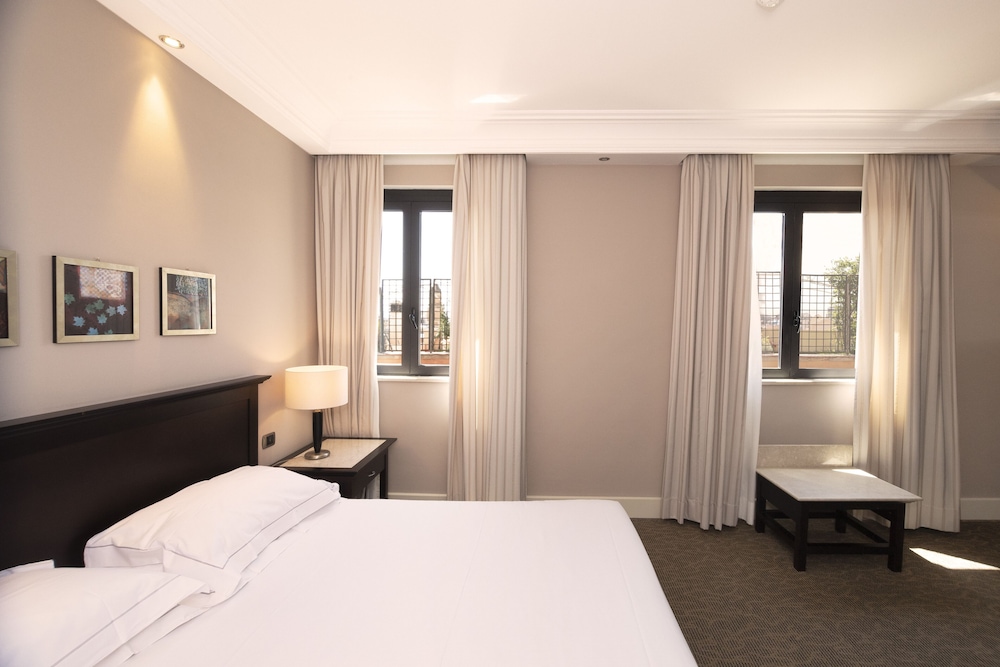 Regina Margherita Hotel — Hotel rooms in Cagliari, Sardinia