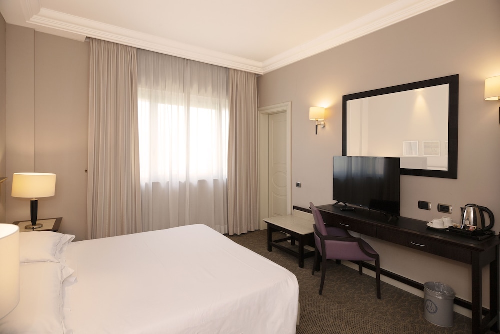 Regina Margherita Hotel — Hotel rooms in Cagliari, Sardinia